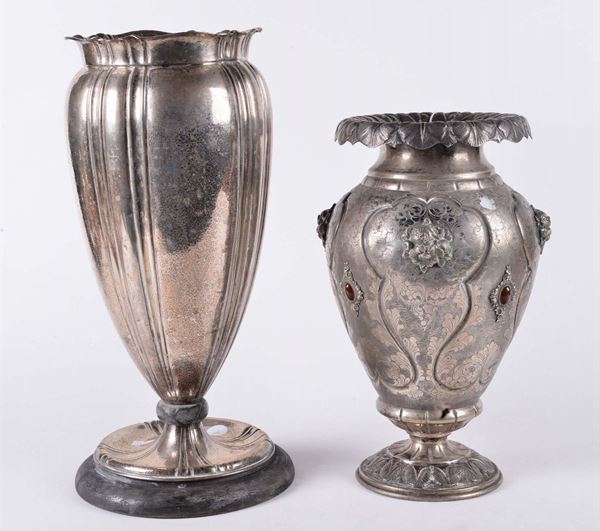 Due vasi differenti in argento, Italia
