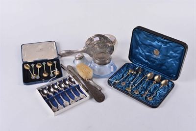 Insieme di Cucchiaini e Servizio da Toilette in Argento e Cristallo