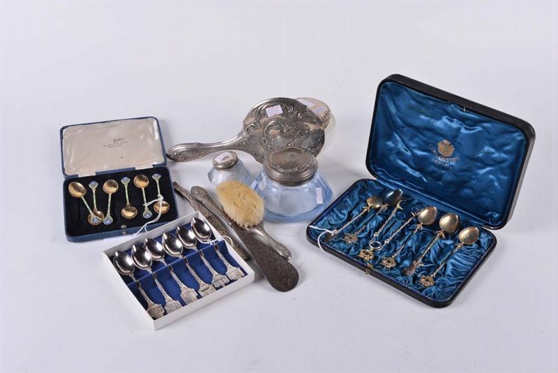 Insieme di cucchiaini e servizio da toilette in argento e cristallo  - Asta Argenti e Gioielli Antichi e Contemporanei - Cambi Casa d'Aste
