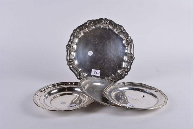 Quattro piatti diversi in argento dal bordo sagomato  - Asta Argenti e Gioielli Antichi e Contemporanei - Cambi Casa d'Aste