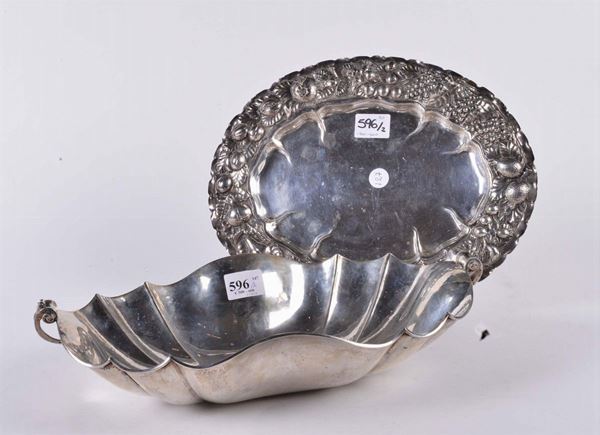 Centrotavola e piatto ovale in argento sbalzato