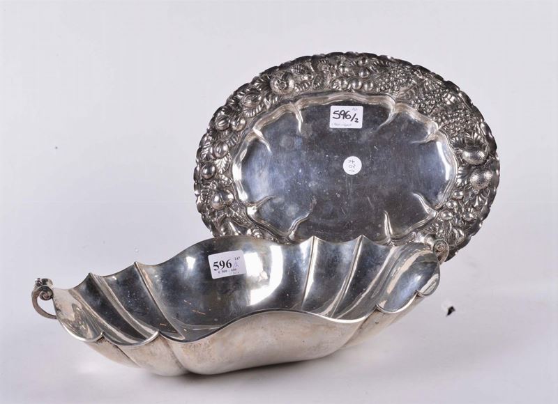 Centrotavola e piatto ovale in argento sbalzato  - Asta Argenti e Gioielli Antichi e Contemporanei - Cambi Casa d'Aste
