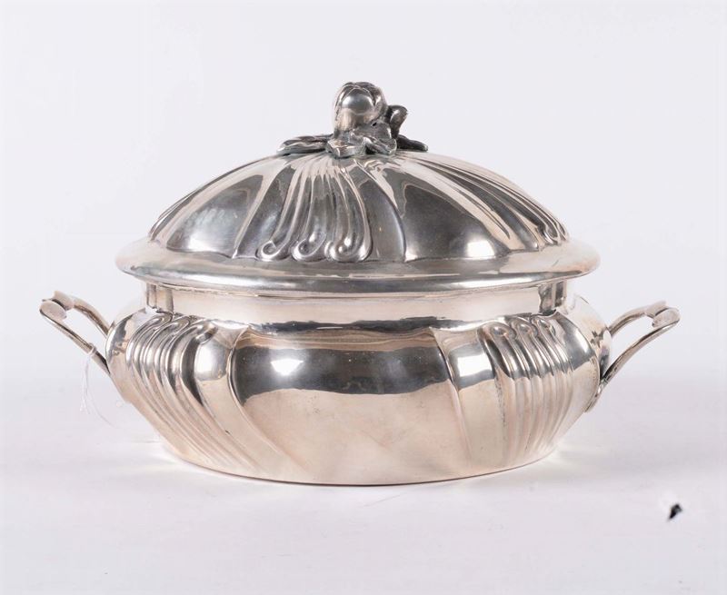 Zuppiera in argento con coperchio a due manici in stile barocchetto  - Asta Argenti e Gioielli Antichi e Contemporanei - Cambi Casa d'Aste