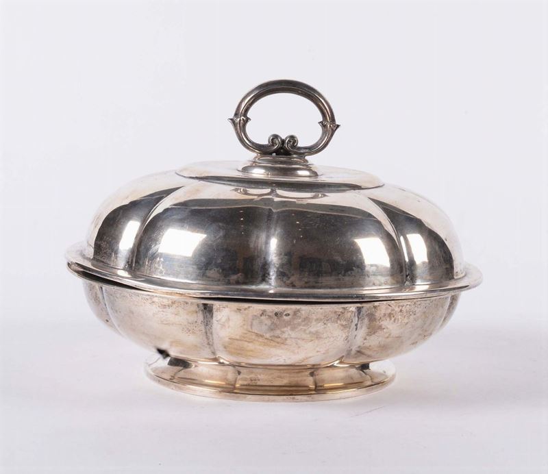 Zuppiera bacellata con coperchio in argento  - Asta Argenti e Gioielli Antichi e Contemporanei - Cambi Casa d'Aste