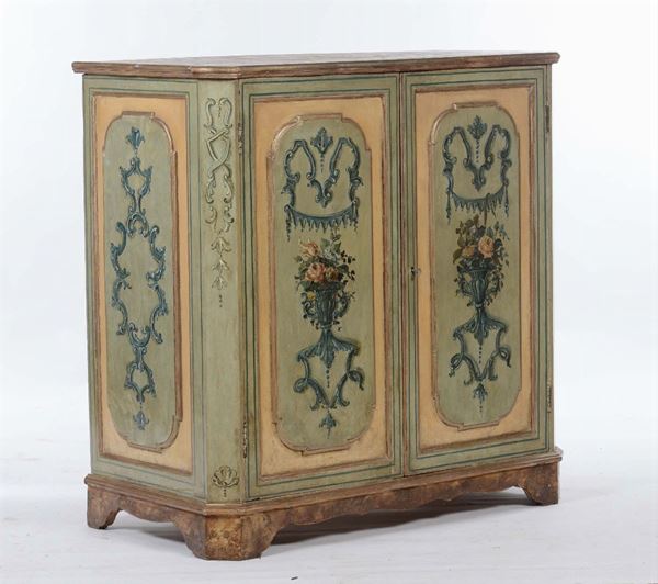 Coppia di credenze laccate a due ante pannellate, XVIII secolo