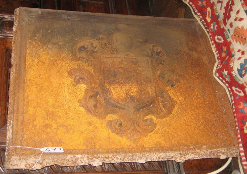 Piastra in ghisa con stemma araldico, XVIII secolo  - Asta La Dimora di un Conoscitore Bolognese - Cambi Casa d'Aste