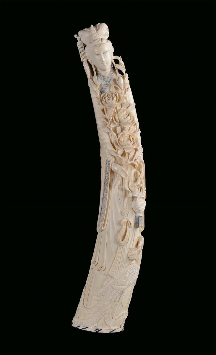 Ivory tusk representing the Queen Mother of the West, China, 20th century Initial on the bottom Big Qing, h cm 64  - Auction Fine Chinese Works of Art - Cambi Casa d'Aste