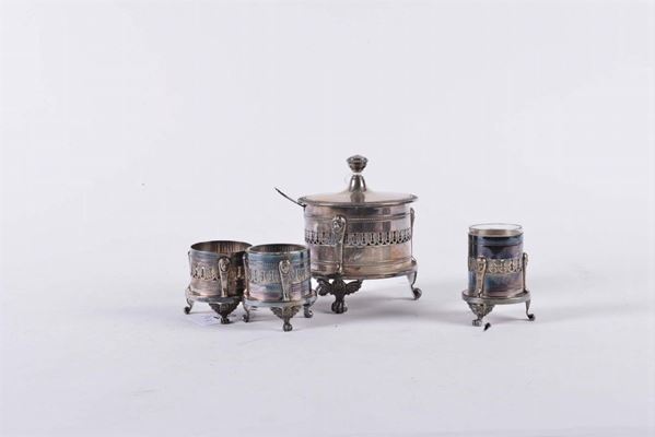 Servito da tavola in quattro pezzi in argento fuso e cesellato di gusto Impero e vetro molato