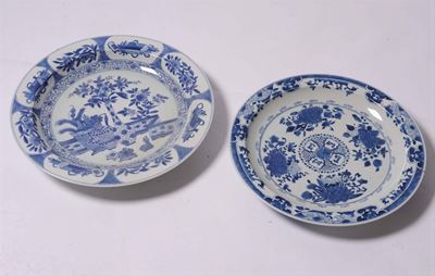 Due Piatti in Porcellana con Decoro Bianco e Blu, Cina XX Secolo