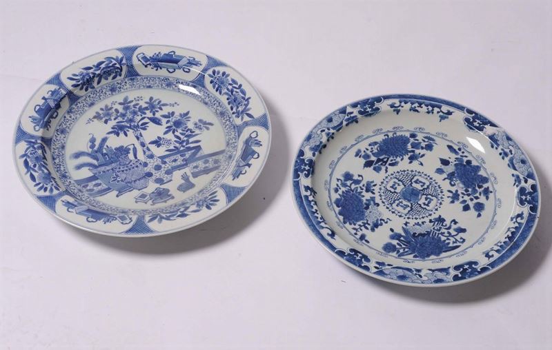 Due piatti in porcellana con decoro bianco e blu, Cina XX secolo  - Auction Antique and Old Masters - II - Cambi Casa d'Aste