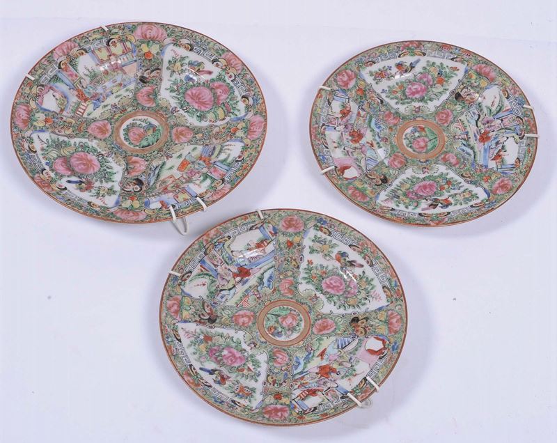 Lotto di tre piatti in porcellana Canton  - Auction Antique and Old Masters - II - Cambi Casa d'Aste
