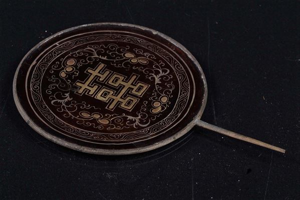 Specchio in metallo laccato e dorato sul retro, Cina fine del XIX secolo