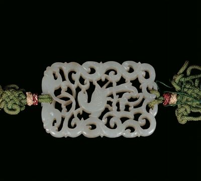 Pendente in Giada Traforato a Volute e Uccellino, Cina, Dinastia Qing, Periodo Qianlong (1736-179...