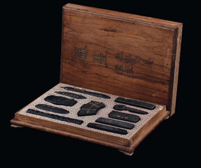 Scatola in Legno con Set di Pietre da Inchiostro, Cina, Dinastia Qing, Inizio XX Secolo