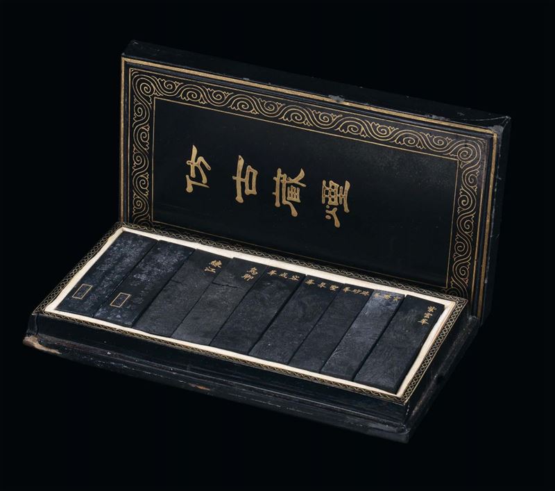 Lacquered box with a set of ink stones, China, Qing Dynasty, beginning 20th century cm 21x11,5x3  - Auction Fine Chinese Works of Art - Cambi Casa d'Aste