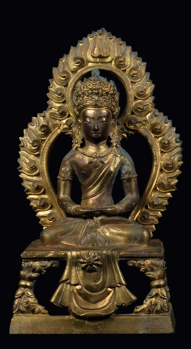 Amitayus in bronzo dorato, Cina, Dinastia Qing, XVIII secolo  - Asta Fine Chinese Works of Art - Cambi Casa d'Aste