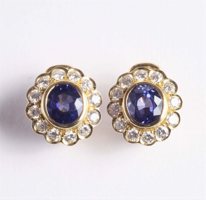 Orecchini a clips con zaffiro centrale e diamanti a contorno  - Auction Silvers, Ancient and Contemporary Jewels - Cambi Casa d'Aste