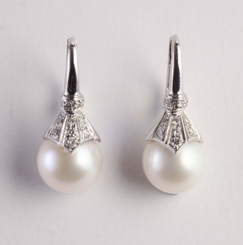 Orecchini con perla bianca e diamanti  - Auction Silvers, Ancient and Contemporary Jewels - Cambi Casa d'Aste