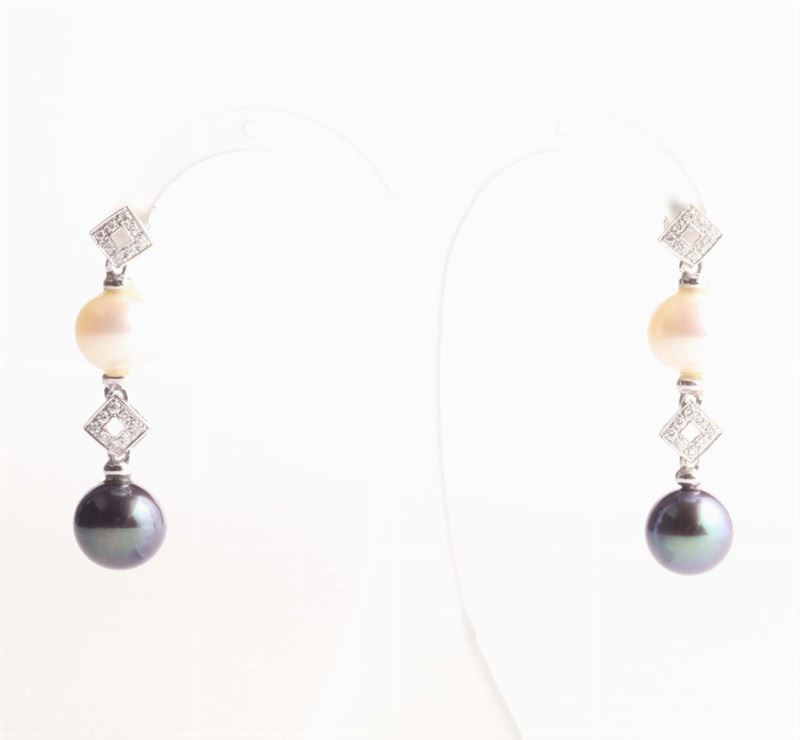 Orecchini pendenti con perla bianca, grigia e piccoli diamanti  - Auction Silvers, Ancient and Contemporary Jewels - Cambi Casa d'Aste