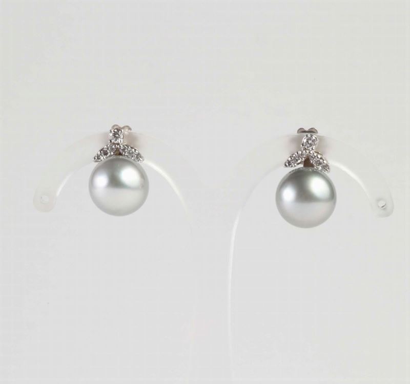 Orecchini con perla Thaiti e diamantini sul top  - Auction Silvers, Ancient and Contemporary Jewels - Cambi Casa d'Aste