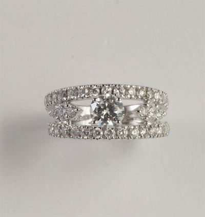 Anello con Diamante Centrale