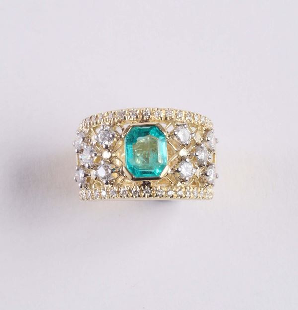 Anello con diamanti e smeraldo centrale
