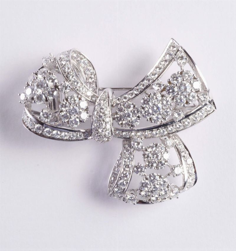 Spilla con diamanti taglio brillante a forma di fiocco  - Auction Silvers, Ancient and Contemporary Jewels - Cambi Casa d'Aste