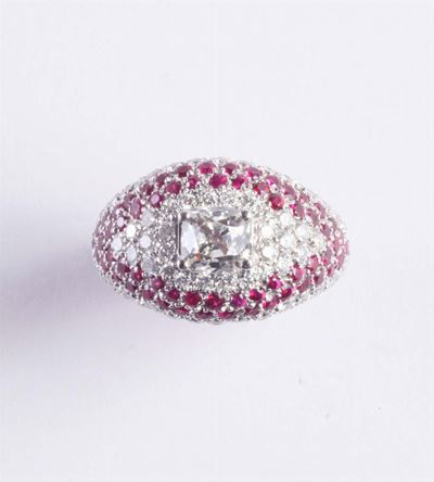 Anello con Diamante Taglio Princess Incastonato in un Pavé di Diamanti e Rubini