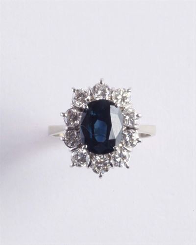 Anello con Zaffiro Australia e Diamanti a Contorno