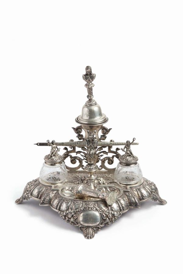 servito da scrittoio  di gusto eclettico in argento sbalzato, fuso e cesellato, Impero Austro-Ungarico XIX secolo