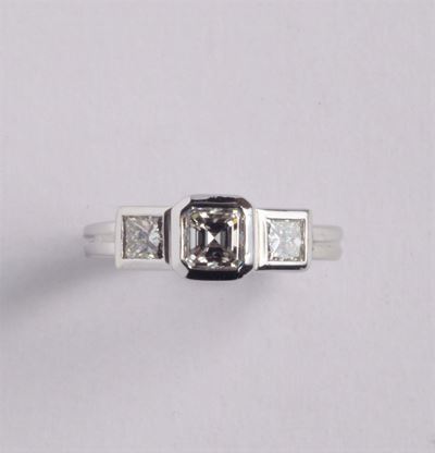 Damiani, Anello con Diamante Taglio Smeraldo e Due Princess