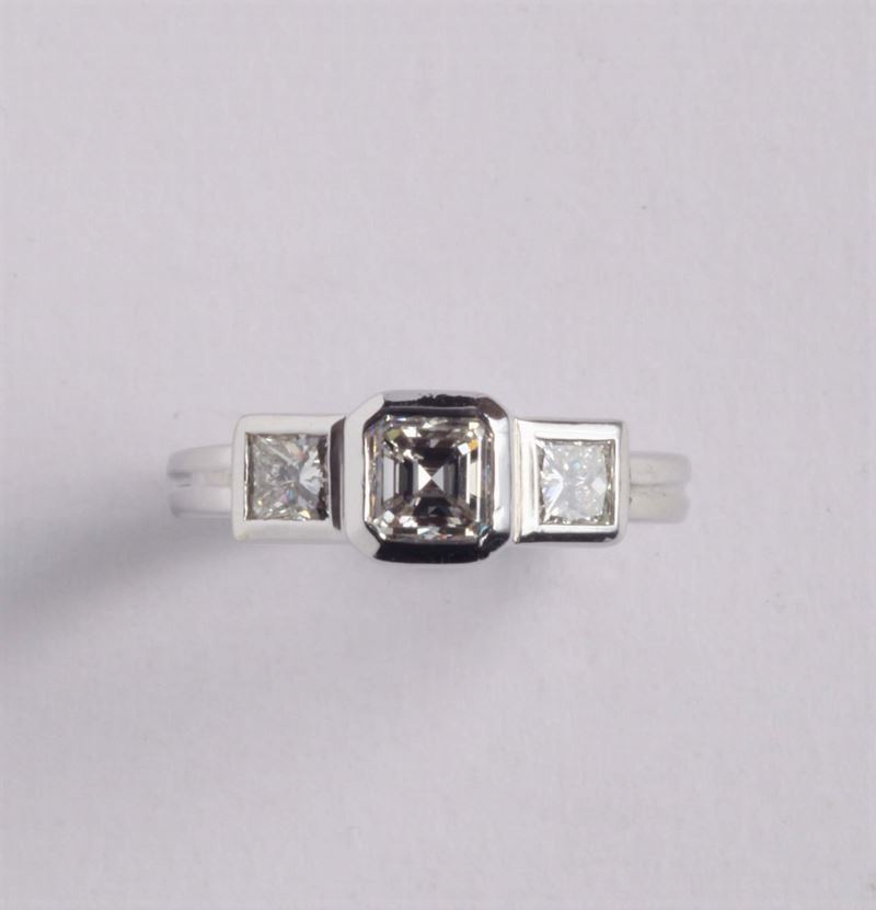 Damiani, anello con diamante taglio smeraldo e due princess  - Auction Silvers, Ancient and Contemporary Jewels - Cambi Casa d'Aste