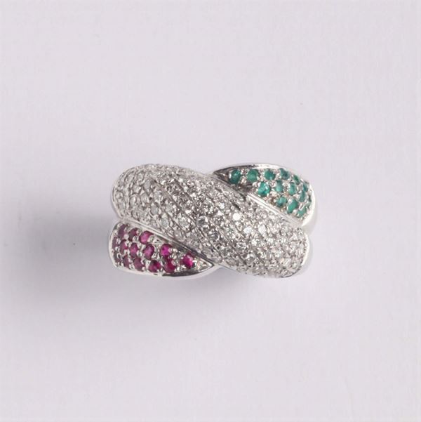 Anello a fascia intrecciata con pavè di diamanti, rubini e smeraldi