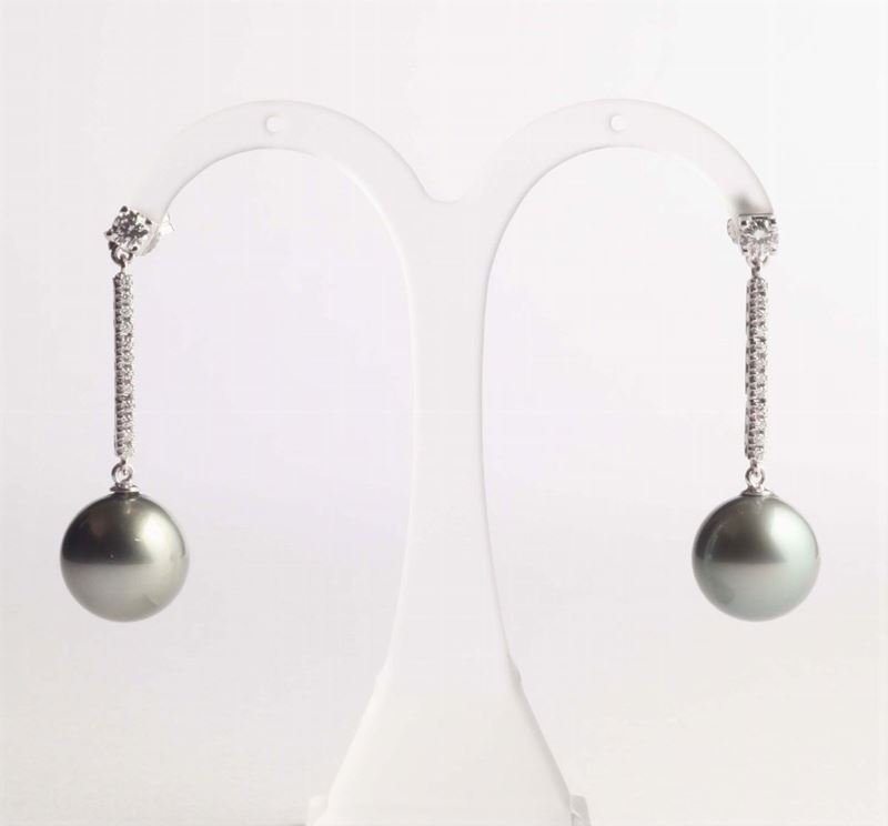 Orecchini pendenti con diamanti e perla Tahiti  - Auction Silvers, Ancient and Contemporary Jewels - Cambi Casa d'Aste