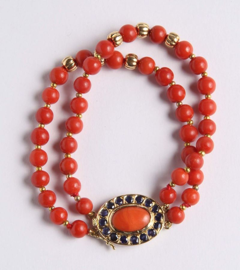 Bracciale a due fili di corallo rosso e zaffiri  - Asta Argenti e Gioielli Antichi e Contemporanei - Cambi Casa d'Aste