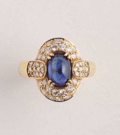 Anello con Zaffiro Cabochon di Ct 2,35 e Diamanti per Ct 1,00 Circa