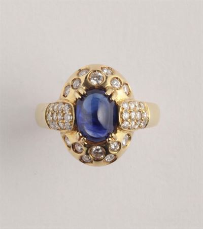 Anello con Zaffiro Cabochon di Ct 2,00 e Diamanti