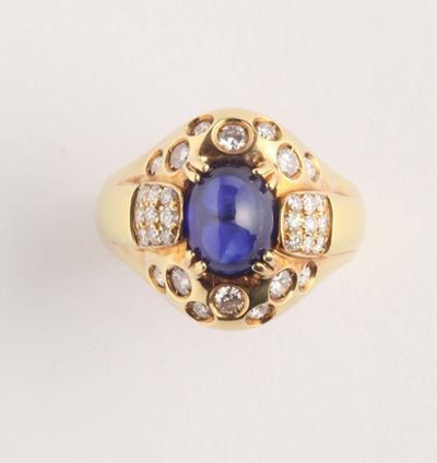 Anello con Zaffiro Cabochon di Ct 2,50 Circa e Diamanti per Ct 0,50 Circa