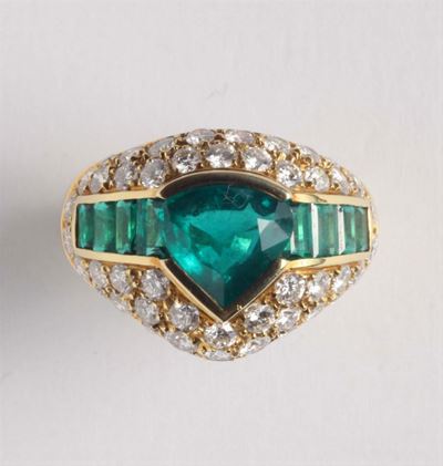 Anello con Smeraldo Taglio Goccia di Ct 2,00 Circa e Diamanti per Ct 1,50 Circa