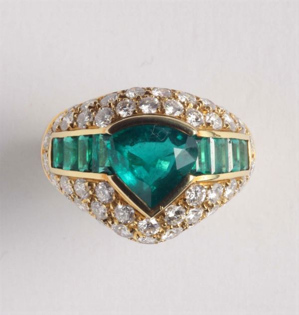 Anello con smeraldo taglio goccia di ct 2,00 circa e diamanti per ct 1,50 circa