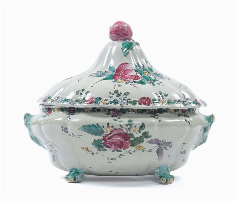 Zuppiera in maiolica con decoro alla rosa, Jacques Boselly, Savona XVIII secolo  - Asta Antiquariato e Dipinti Antichi - II - Cambi Casa d'Aste