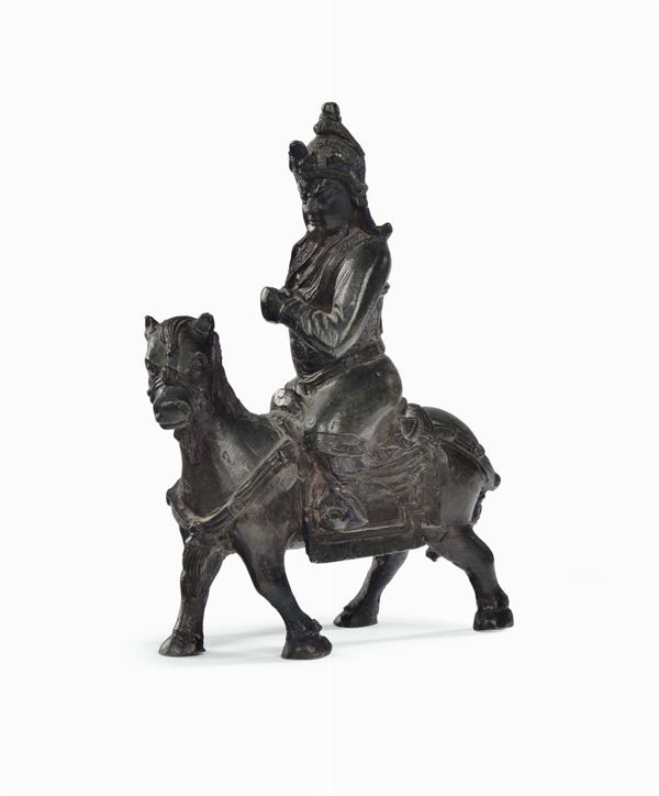 Scultura di guerriero a cavallo in bronzo a patina scura, Cina, Dinastia Ming, XVII secolo