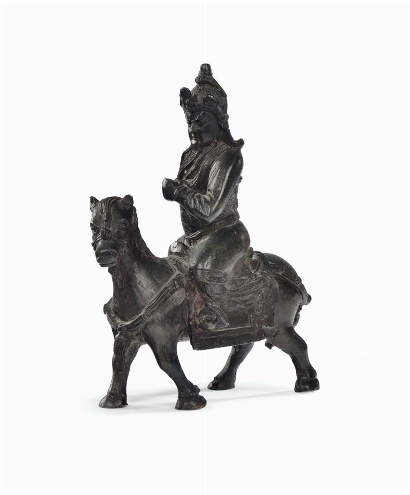 Scultura di guerriero a cavallo in bronzo a patina scura, Cina, Dinastia Ming, XVII secolo  - Asta Fine Chinese Works of Art - Cambi Casa d'Aste