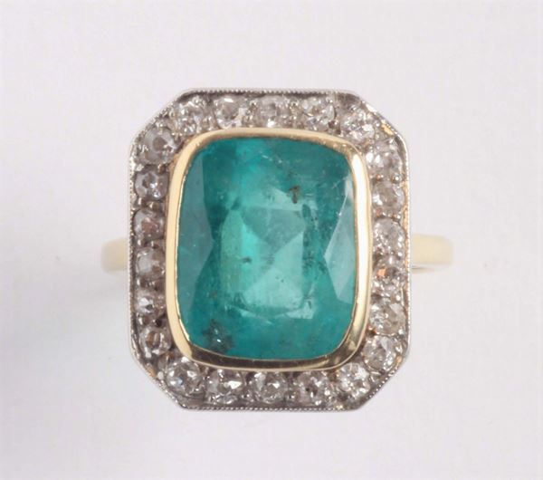 Anello con smeraldo e contorno di diamanti di vecchio taglio