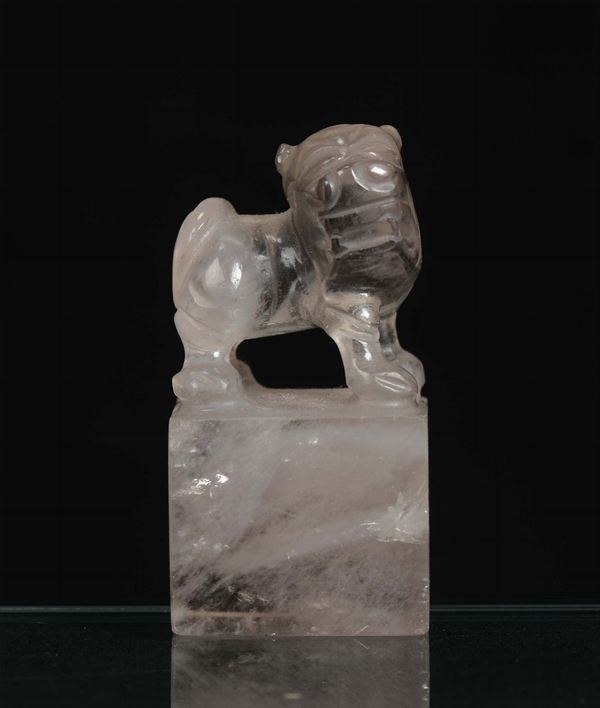 Cristallo di rocca a forma di cane di Pho, Cina, Repubblica, XX secolo