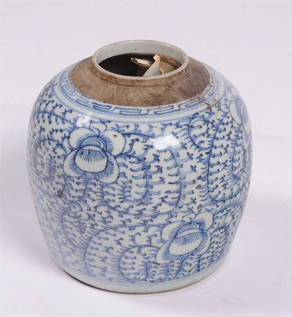 Vaso in porcellana con decoro monocromo blu a girali, Cina XIX secolo