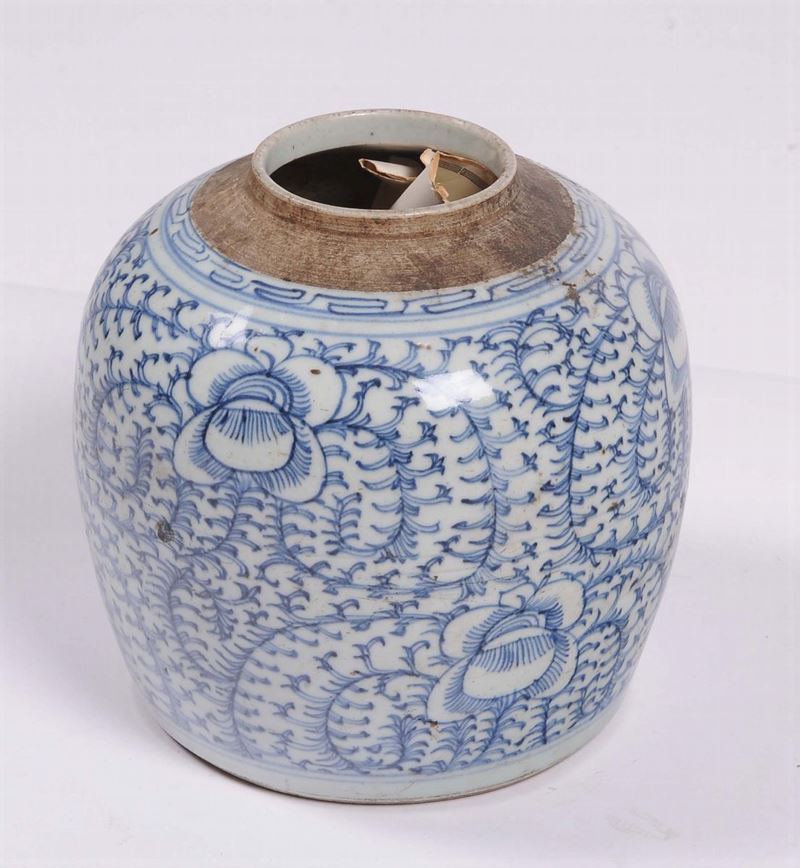 Vaso in porcellana con decoro monocromo blu a girali, Cina XIX secolo  - Asta Antiquariato e Dipinti Antichi - II - Cambi Casa d'Aste