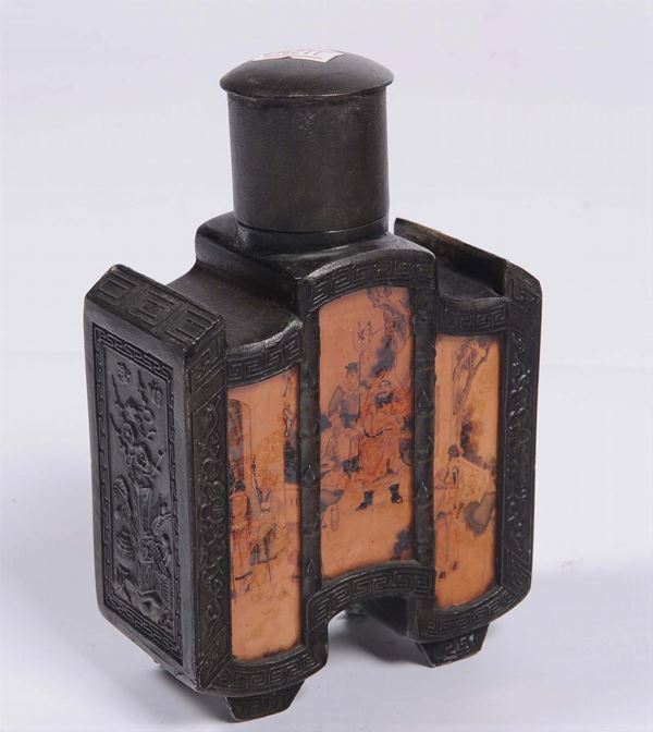 Bottiglia in metallo e vetro decorata, Cina XX secolo