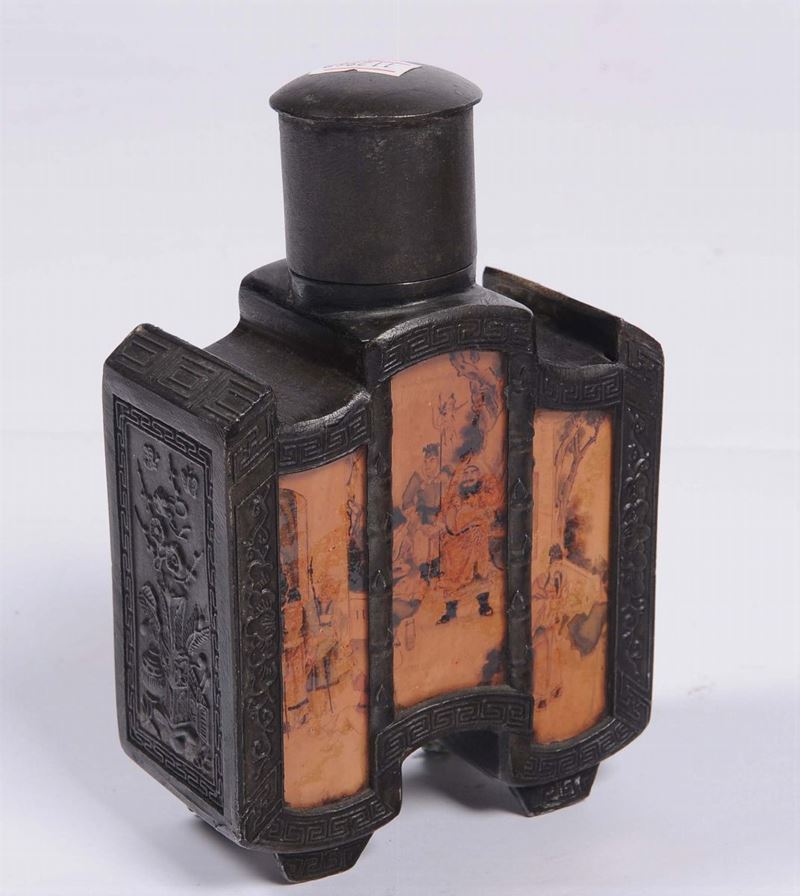 Bottiglia in metallo e vetro decorata, Cina XX secolo  - Asta Antiquariato e Dipinti Antichi - II - Cambi Casa d'Aste