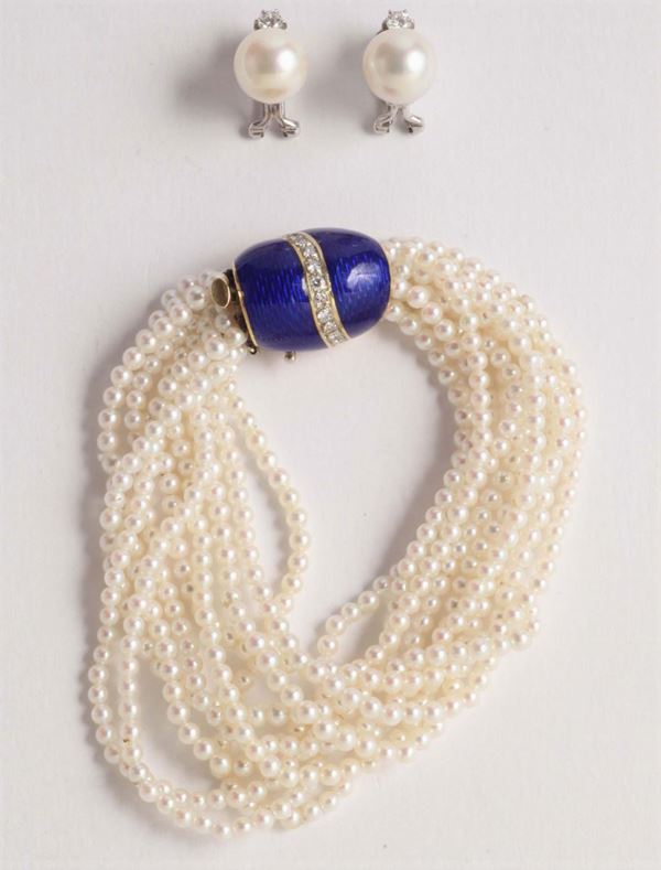 Lotto composto da un braccialetto di perle con chiusura in smalto e diamanti e paio di orecchini con perle diamanti